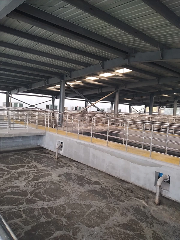 Caudalímetro de canal abierto utilizado en plantas de tratamiento de aguas residuales