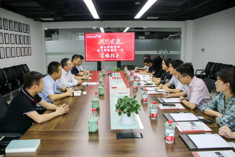 el Sr. Ding, y otros ejecutivos de la compañía dieron una cálida bienvenida al Dean Li Shuguang