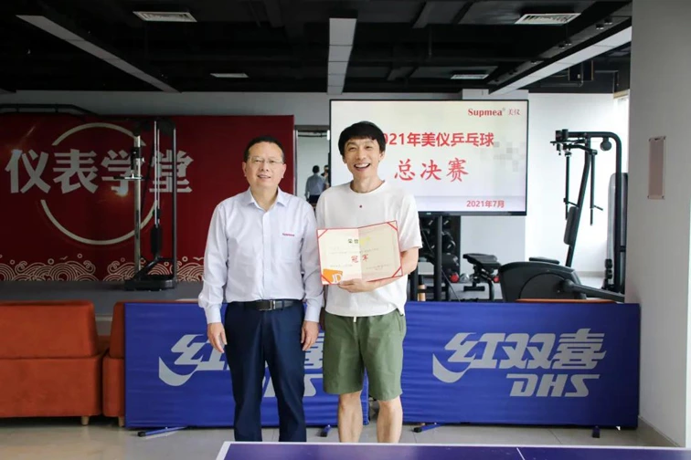 El Dr. Jiao, consultor senior de medios de Supmea, ganó el campeonato de tenis de mesa